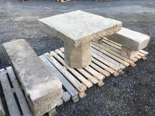 Antiker tisch und - antiker, bänke